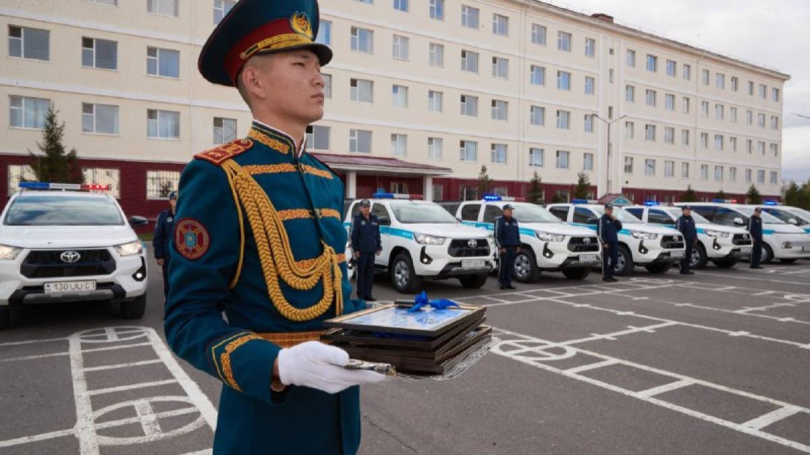 Ұлттық ұланда жаңа техника: Сарбаздар көлікпен күзгі вальс орындады