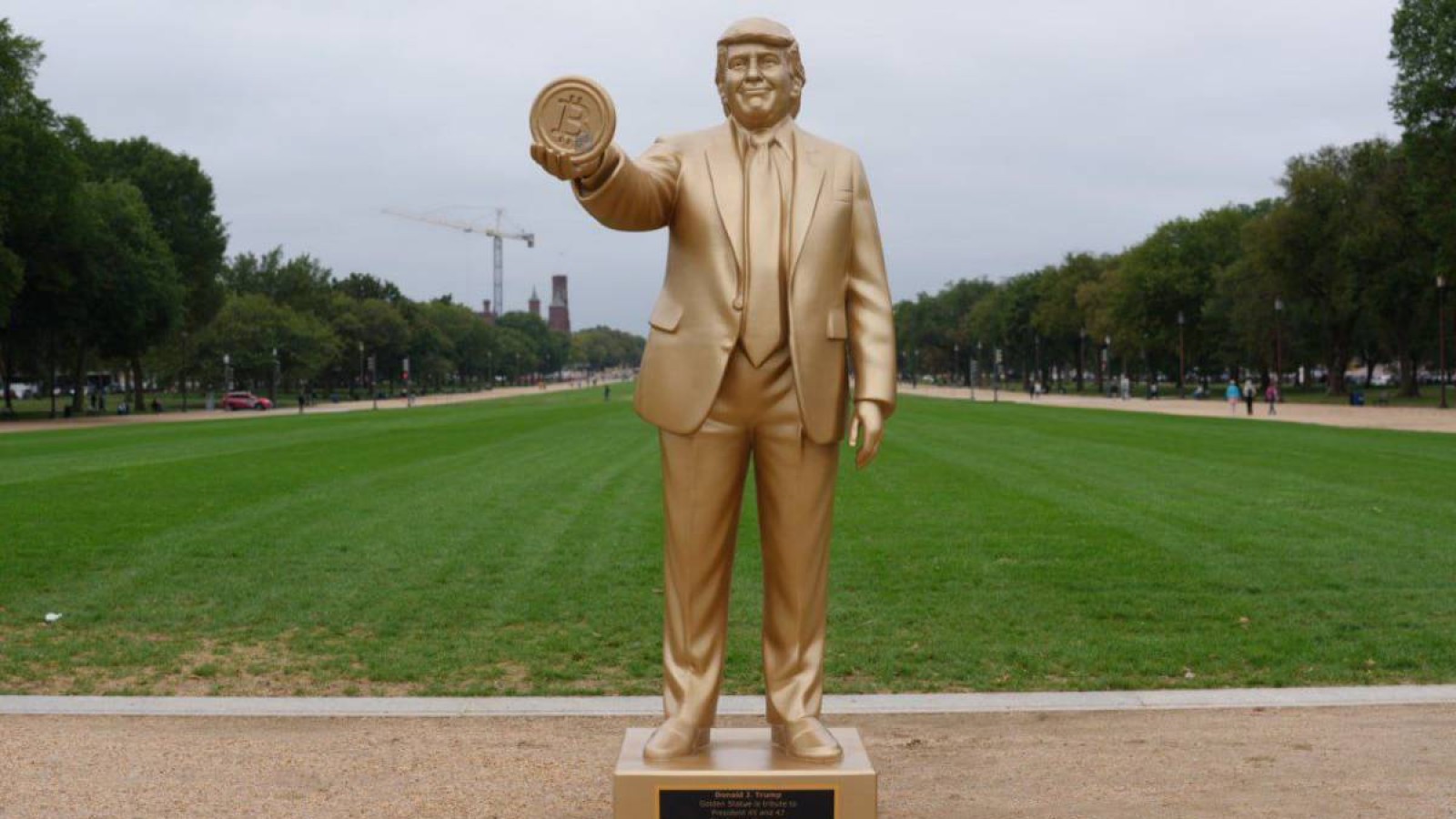 Вашингтонда Трампқа ескерткіш орнатылды