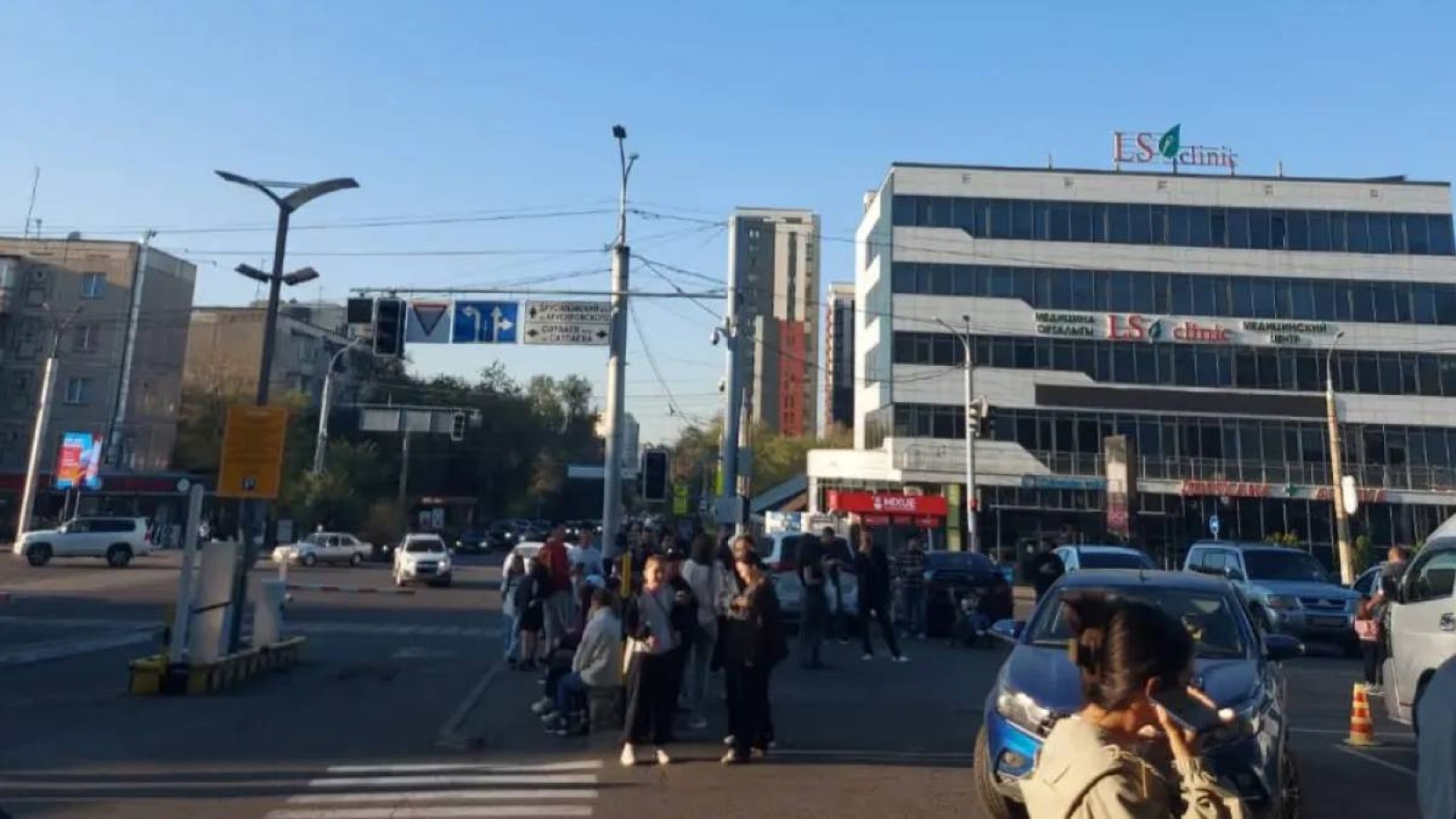 Алматылықтар жер сілкінісі дегенді естіп үйлерінен атып шыға бастады (ВИДЕО)