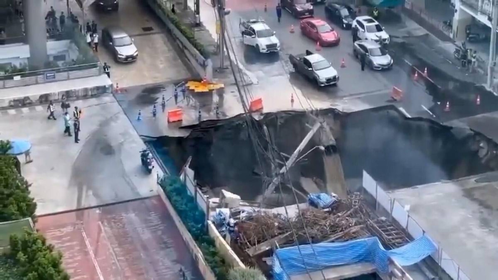 Жолды жер жұтқандай: Қаланың қақ ортасы 50 метрге опырылып түсті (ВИДЕО)