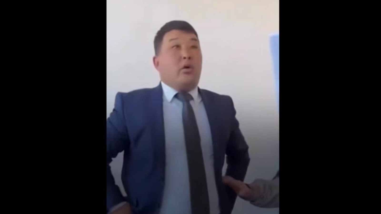 Әкім ауыл тұрғындарын полицияның көзінше боқтаған
