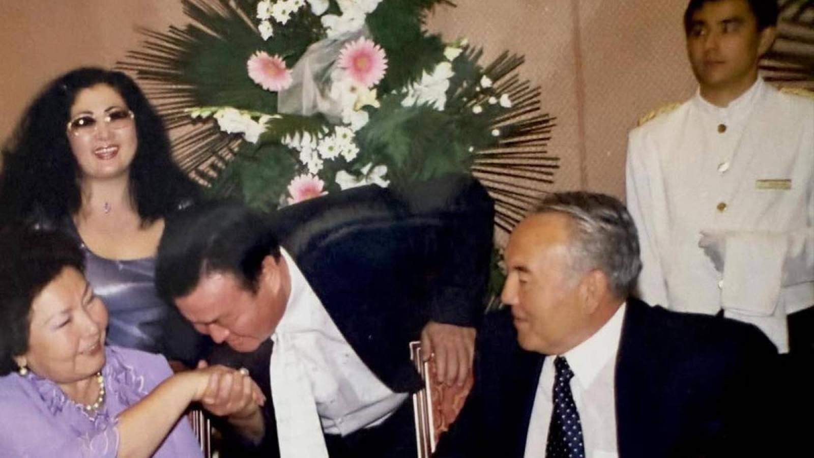 "Бір күліп, бір жылап..." – Мақпал Жүнісова марқұм Заманбек Нұрқаділовтің еш жерде жарияланбаған видеосын көрсетті