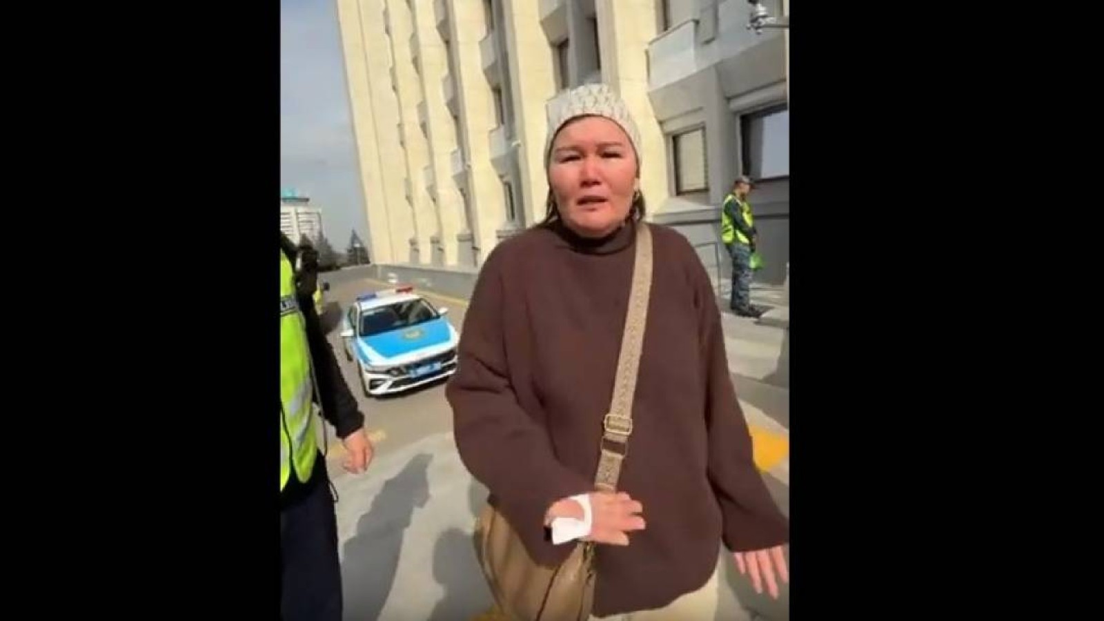 Алматы әкімдігінде көп балалы ана өзін өртемек болды