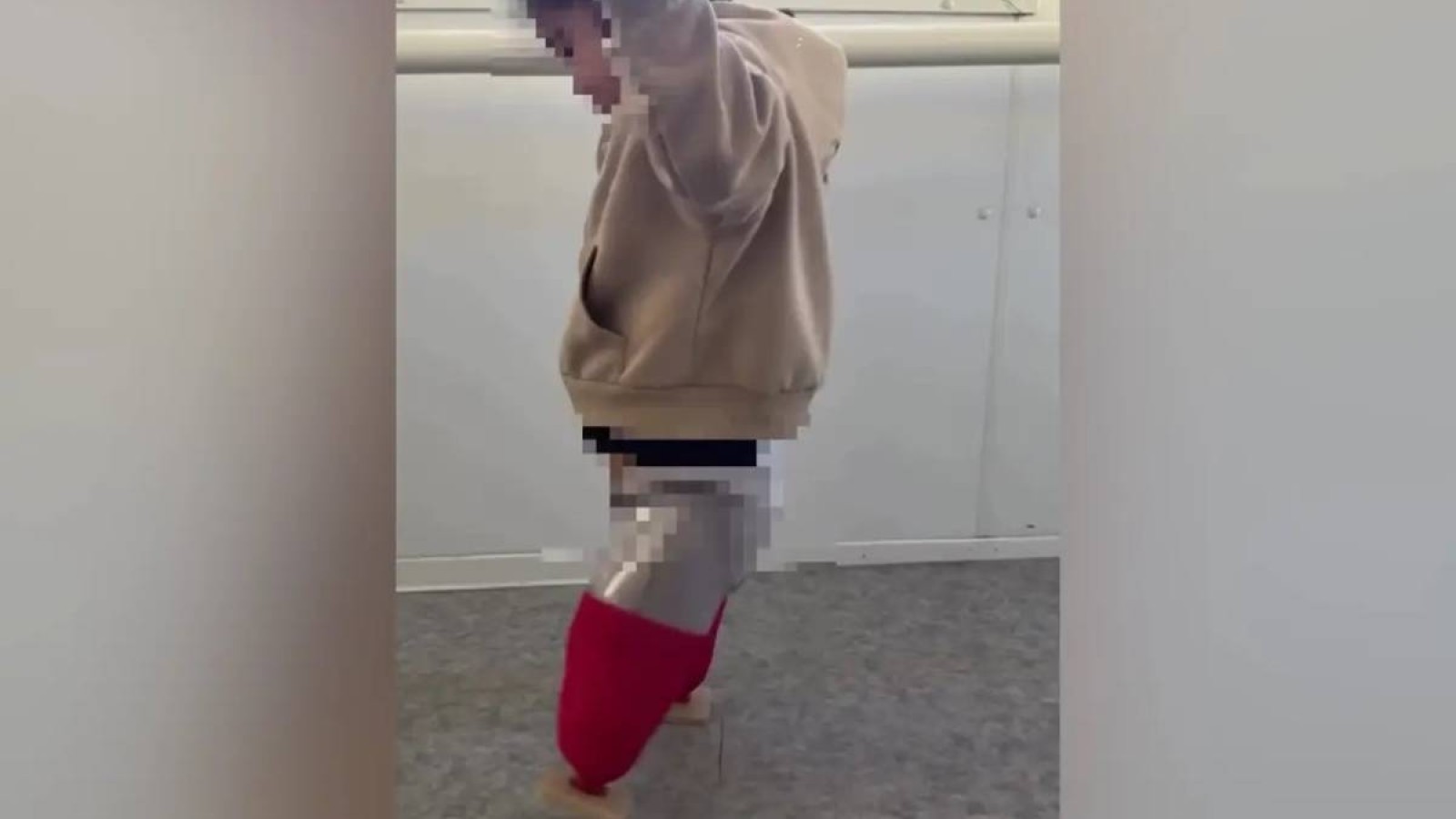 Астанадағы автобус апатында екі аяғынан айырылған Алуа Бекен алғашқы қадамдарын жасады