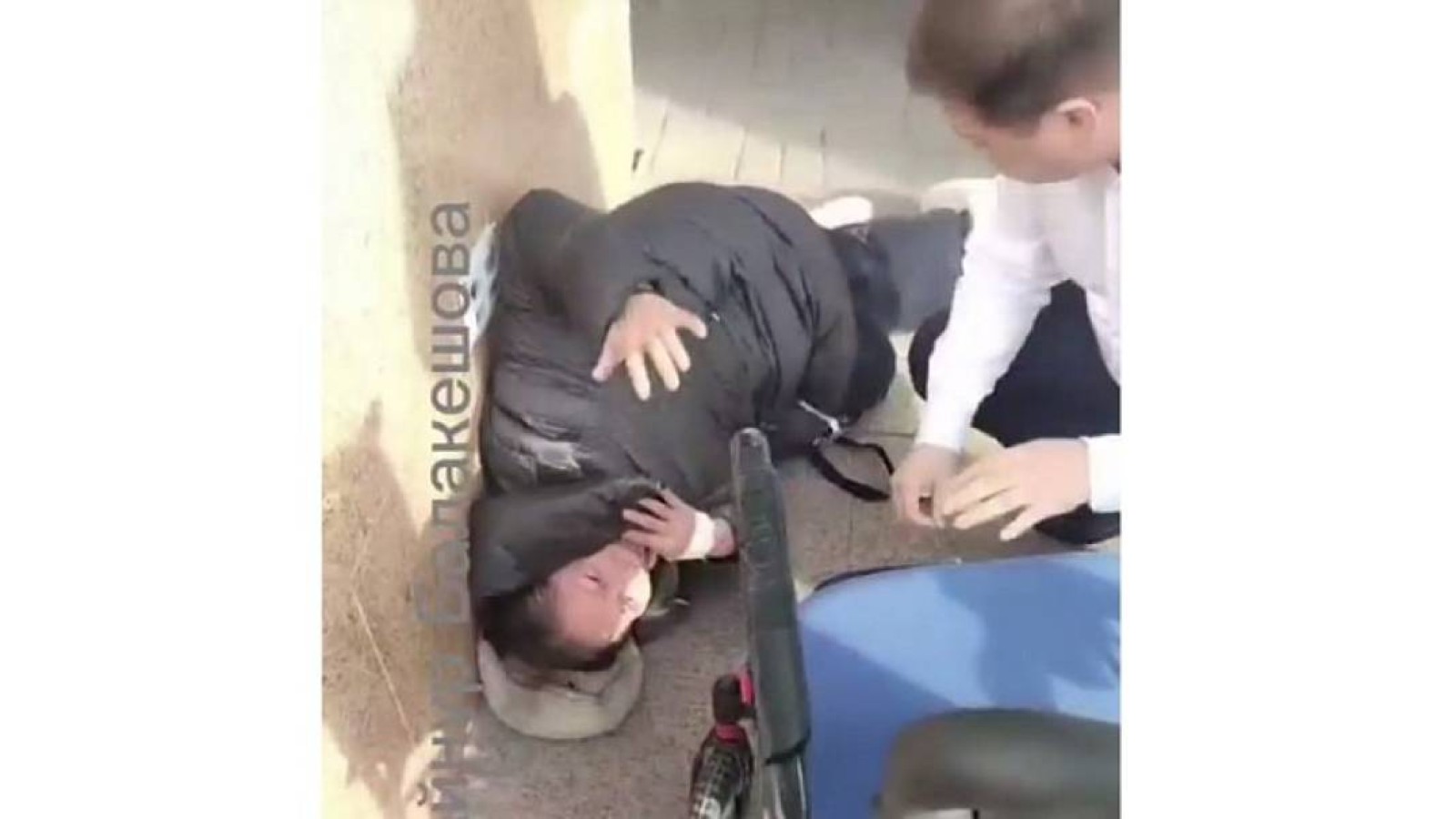 Астана сотында мүгедек әйел көтергіштен құлап кетті