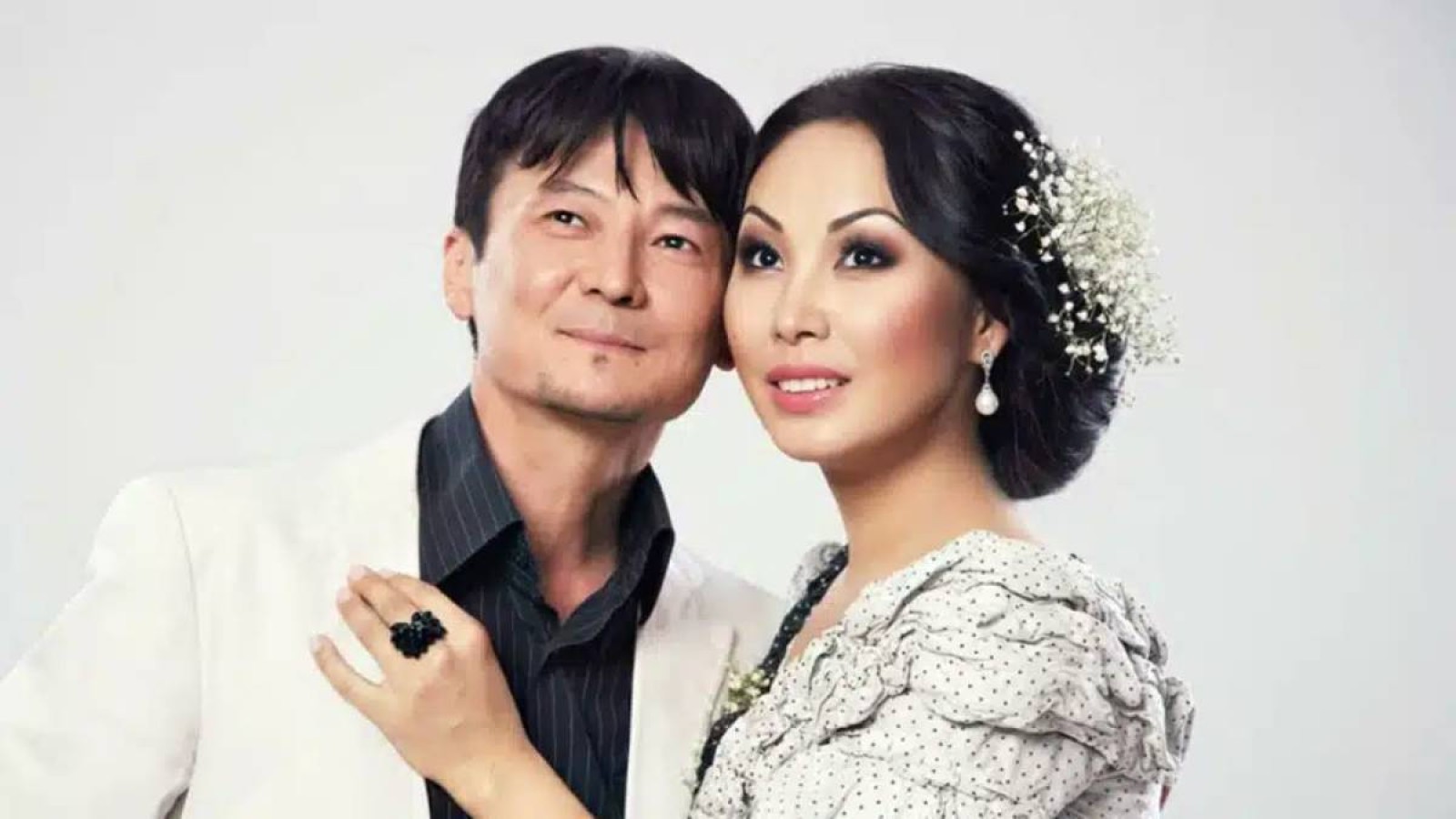 "Бір жапырақ қағаз да бұйырмады": Қарақат Әбілдина күйеуін қорғап шықты (ВИДЕО)