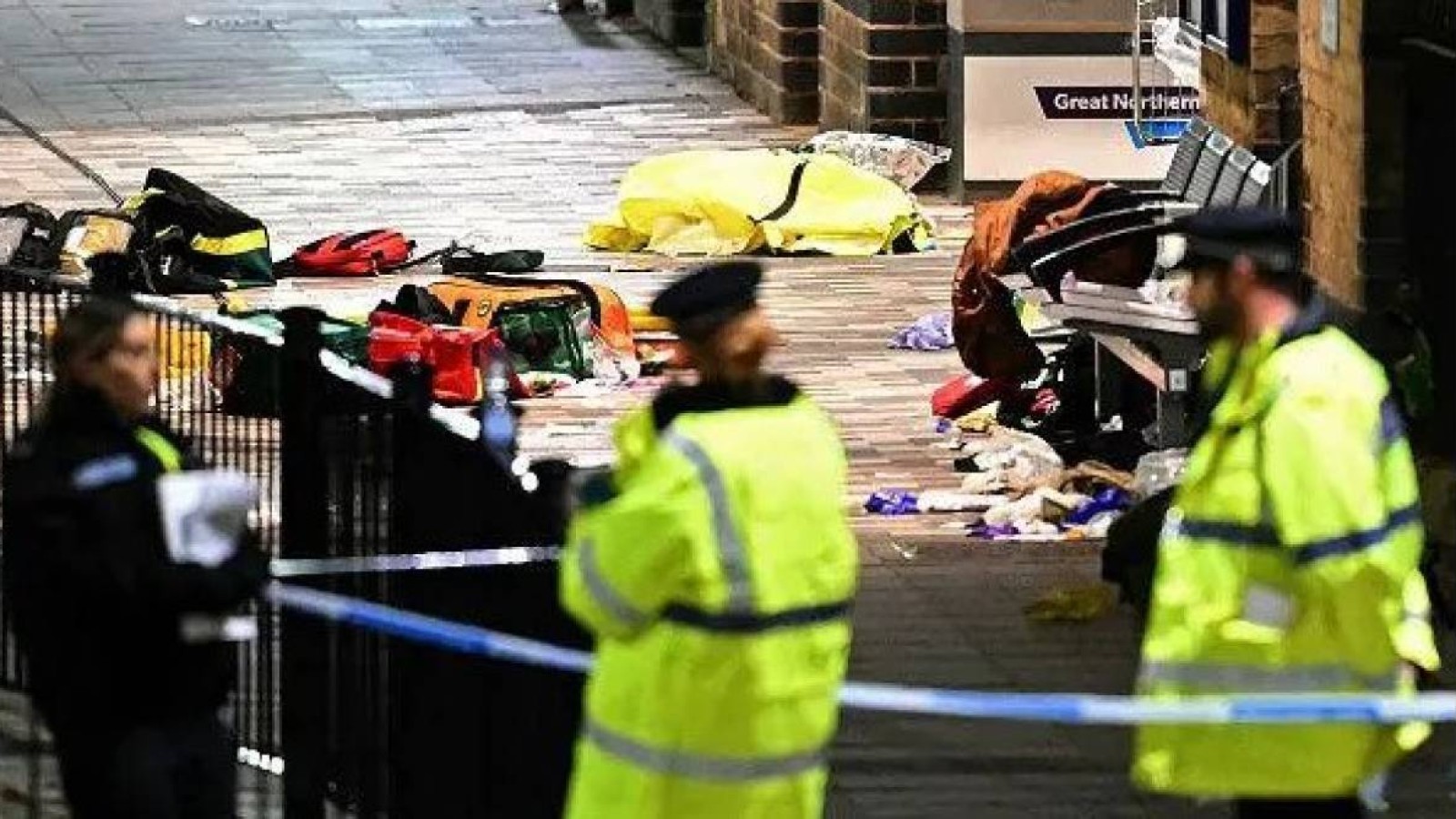 Англияда пойызда адамдарға шабуыл жасалып, 10 адам жарақат алды