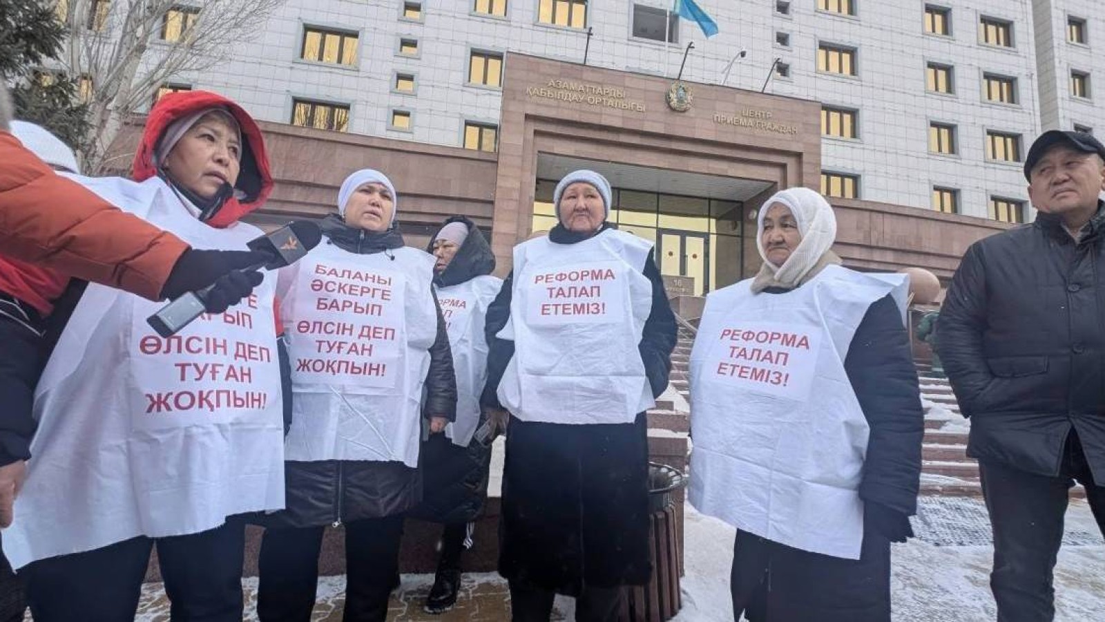 Қазақстанның Бас прокуроры әскерде қаза болған сарбаздардың аналарын қабылдауға уәде берді