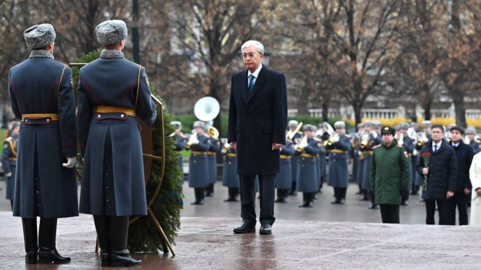Мемлекет басшысы «Белгісіз жауынгер бейіті» ескерткіш мемориалына гүл шоғын қойды