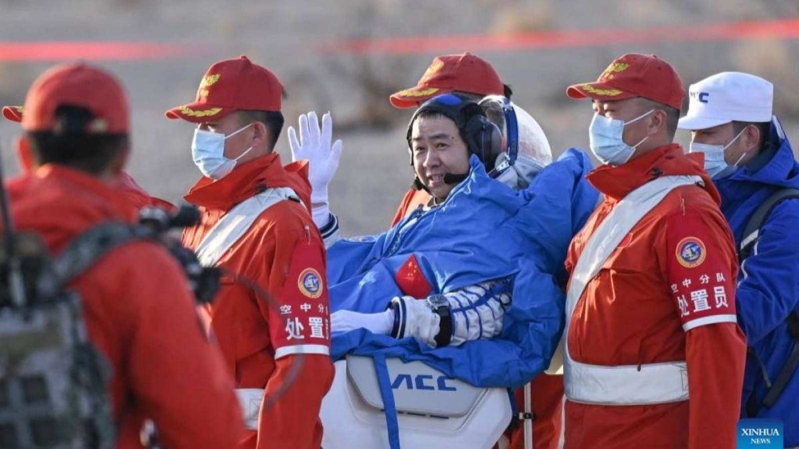 Космоста ұзақ уақыт қалып қойған қытайлық ғарышкерлер Жерге оралды