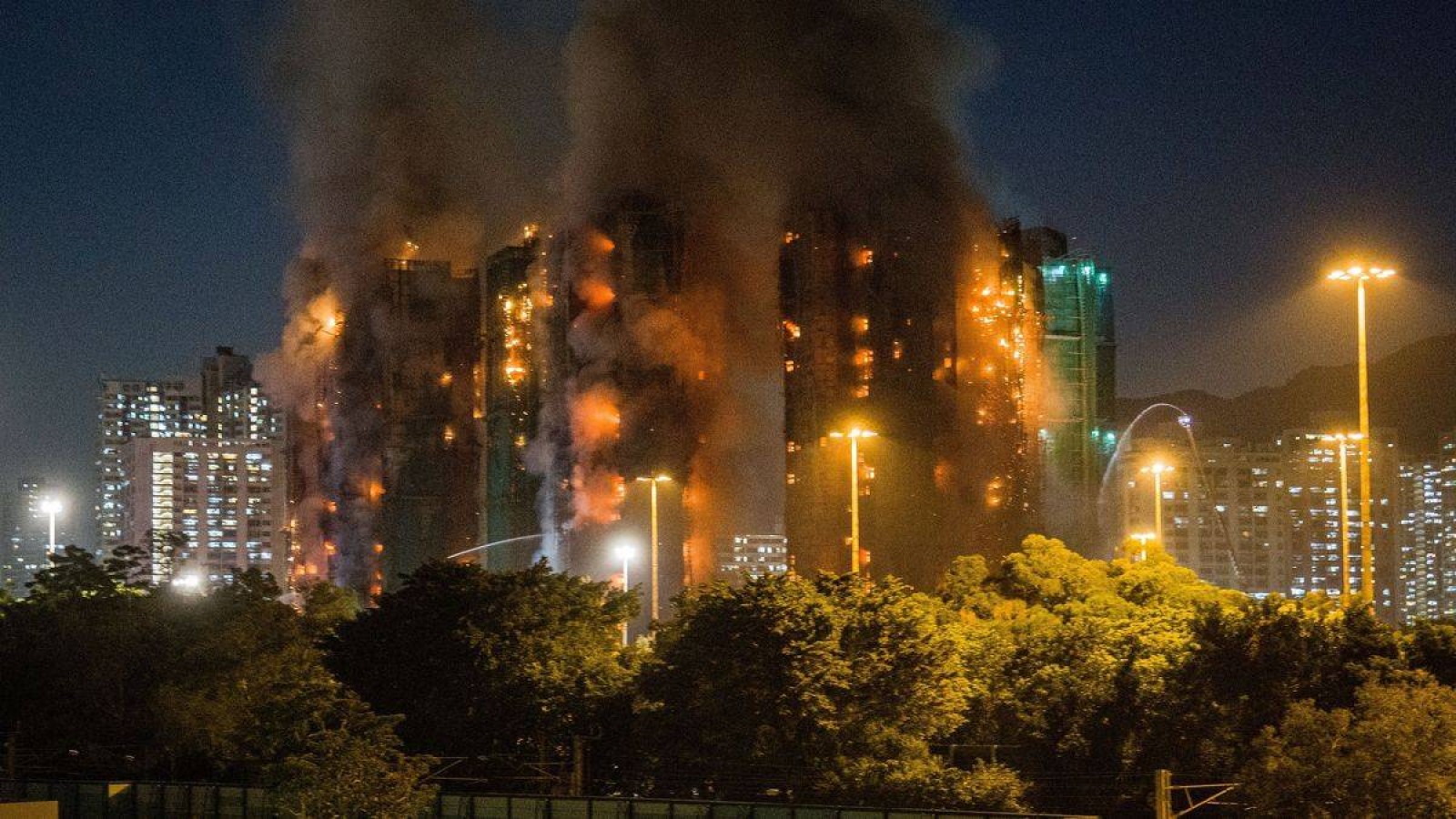 44 адам қаза тапты, 279 адам табылмай жатыр: Гонконгтағы өртке қатысты тың дерек шықты