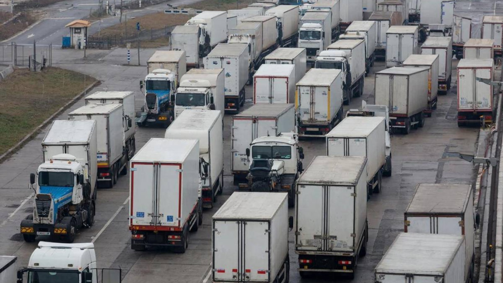 Путин Қазақстанмен шекарада жиналған жүк көліктерінің себебін түсіндірді