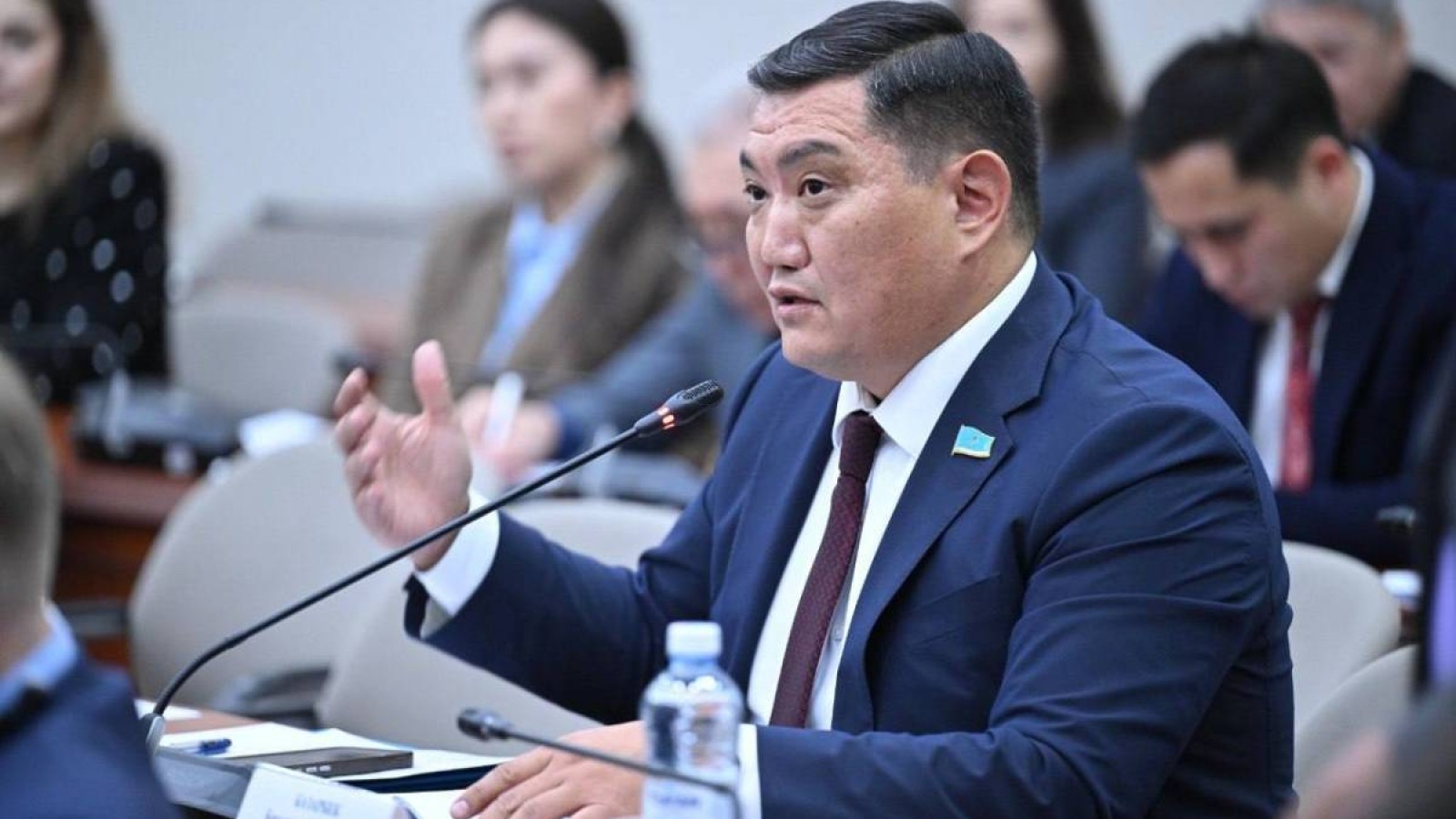 «Шалқып өмір сүргісі келеді»: депутат Базарбек өзіне банктер қысым жасап жатқанын айтты