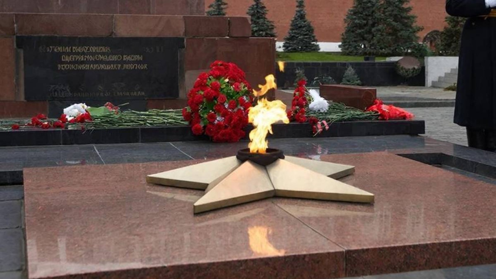 Мәңгілік алауға тауық етін қуырып жеген ер адам ұсталды