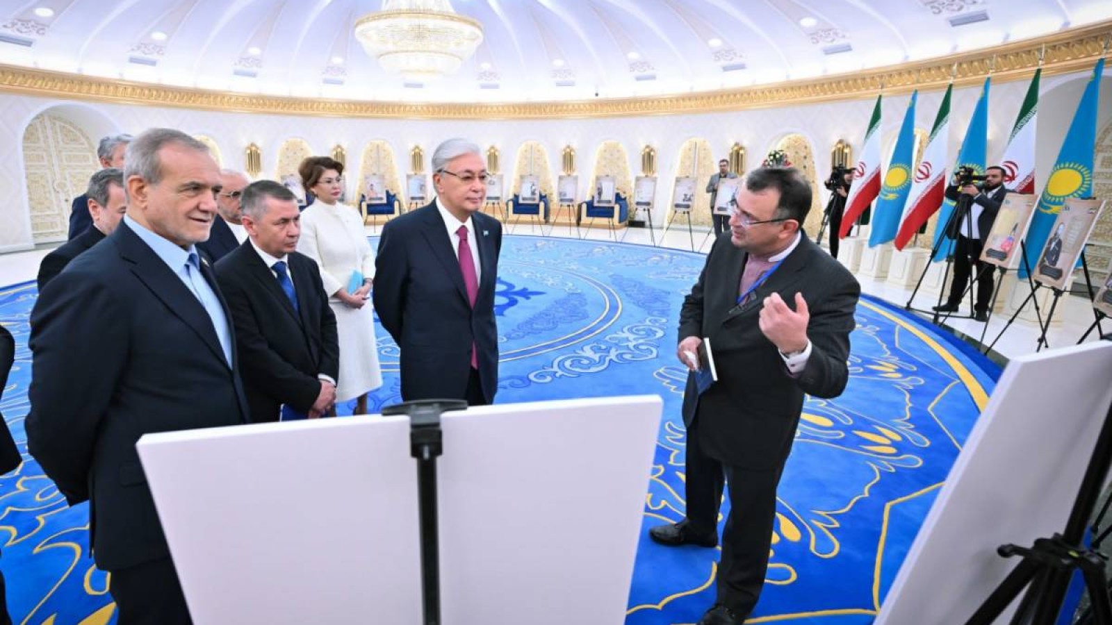 Масуд Пезешкиан қазақ тарихына қатысты бірқатар көне қолжазбаның көшірмесін әкелді