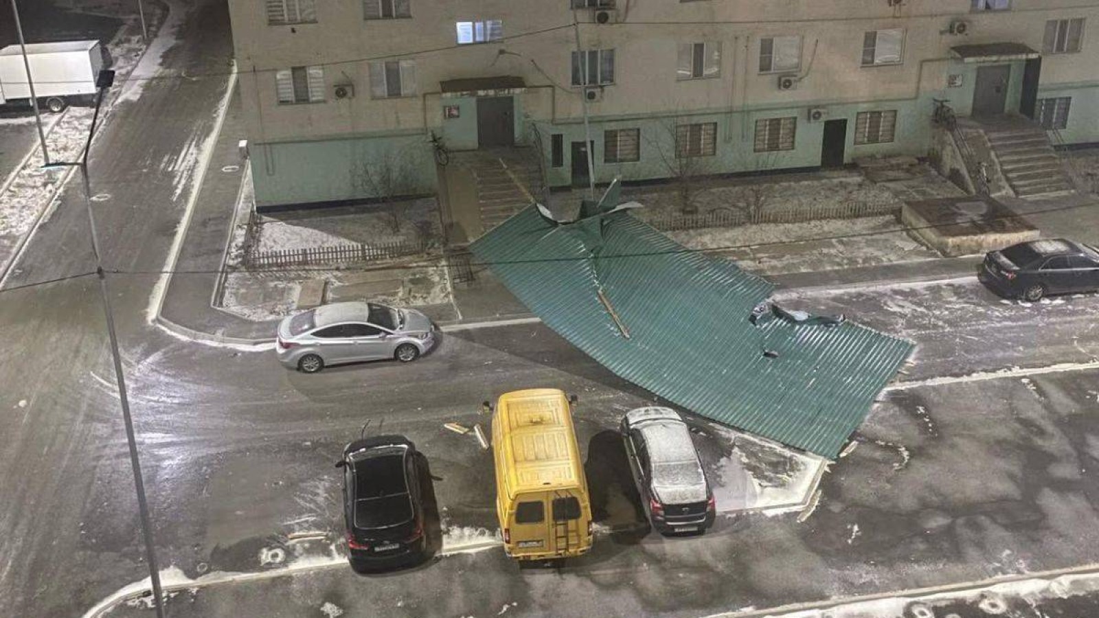 Атырауда қатты желден үйлердің шатыры мен сыртқы жабындары бүлінді
