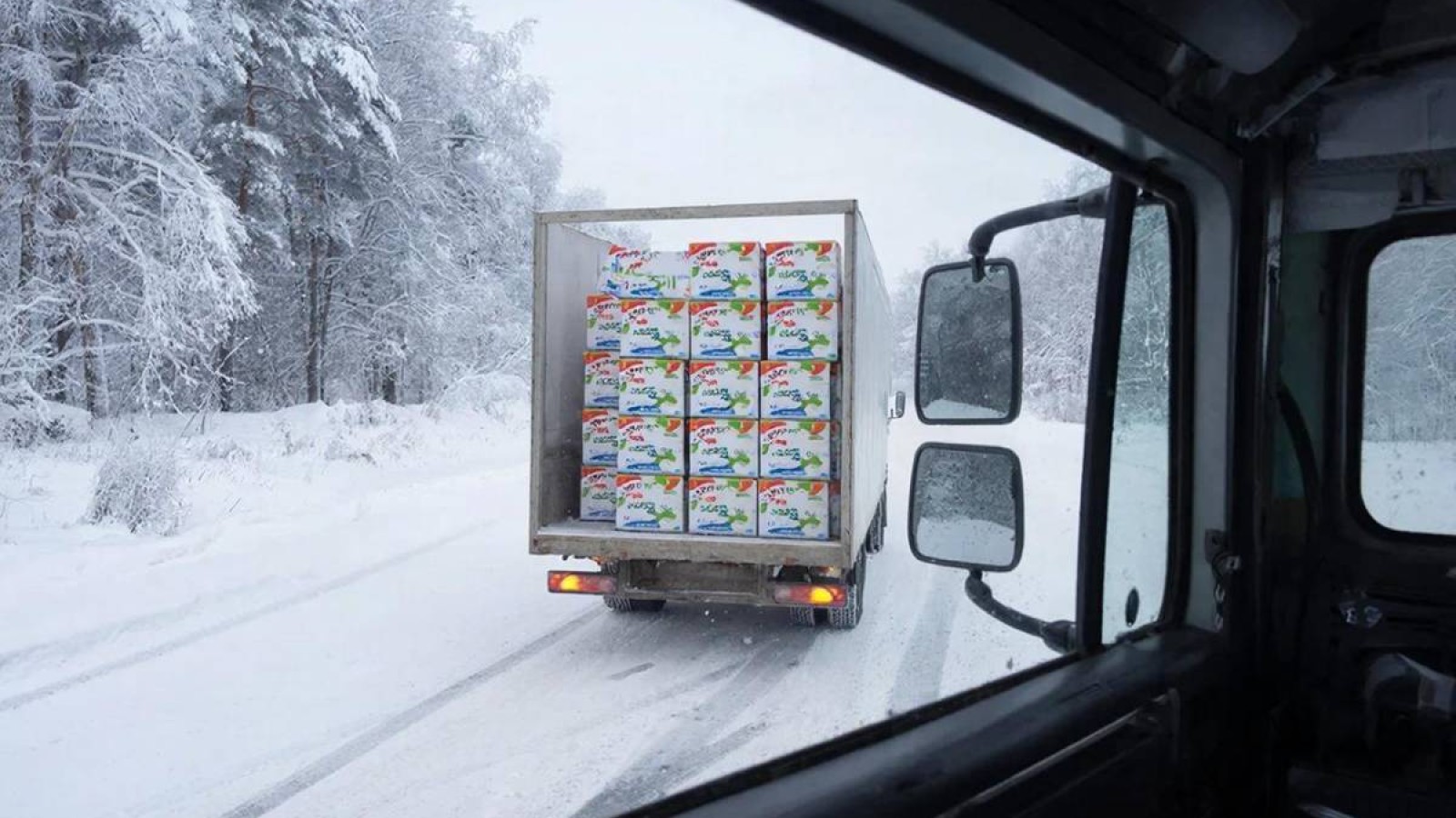 Маңғыстауда йогурт тиеген фура аударылып қалды, жүргізуші тауарды тегін таратты