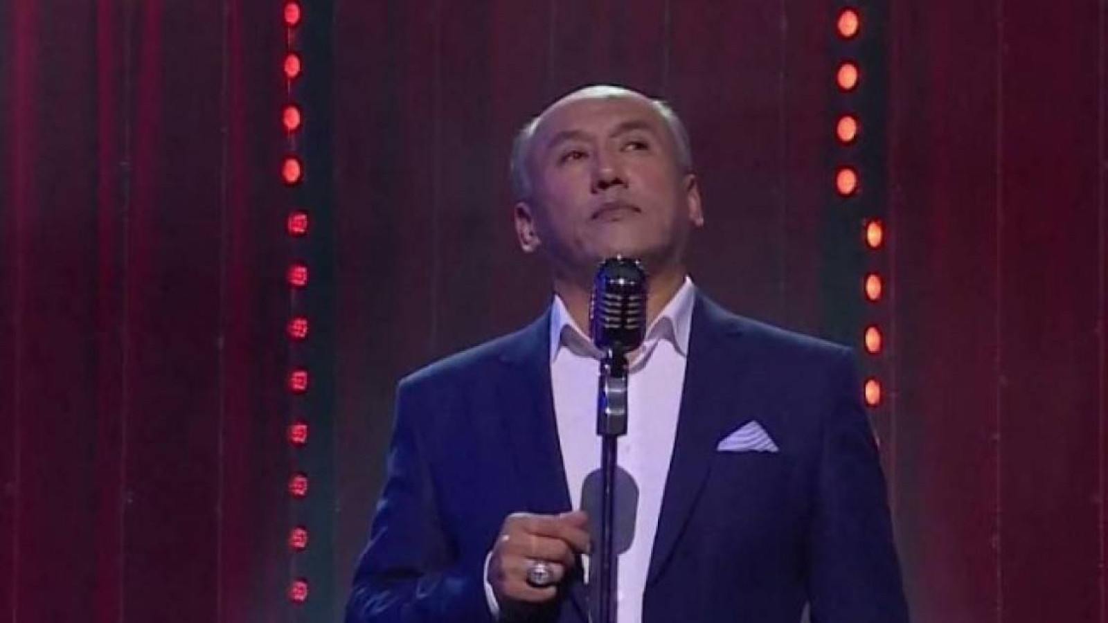 "Серілік құрып жүрген кезең еді...": Танымал әнші Сәкен Қалымов отбасындағы сұмдықты айтты (ВИДЕО)