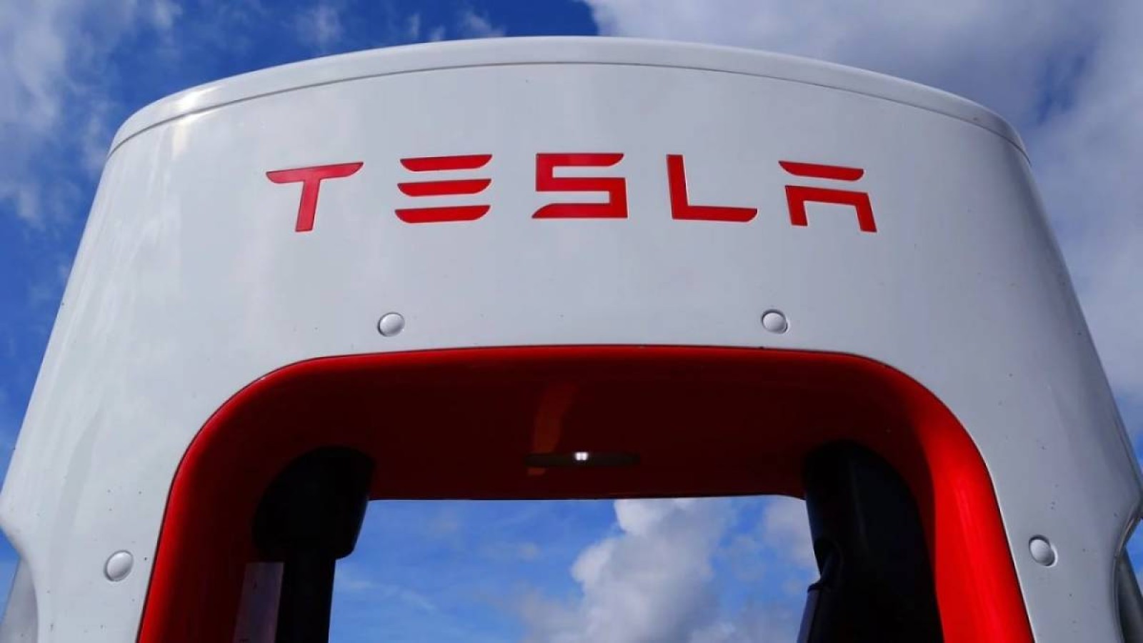 Tesla электромобильдер нарығындағы әлемдік көшбасшылықтан айырылды
