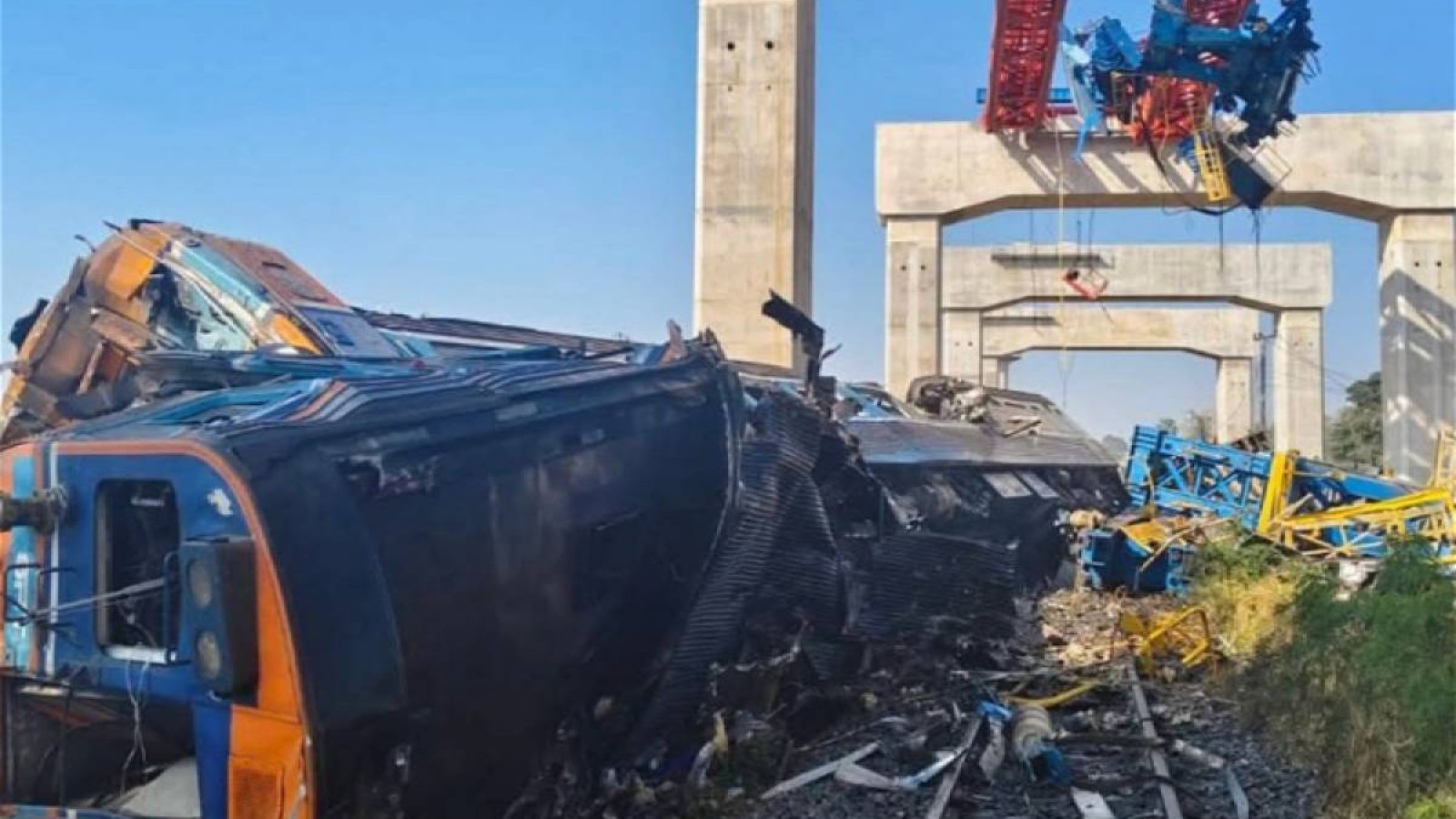 Таиландта кран пойызға құлап, 20-дан астам адам қаза тапты