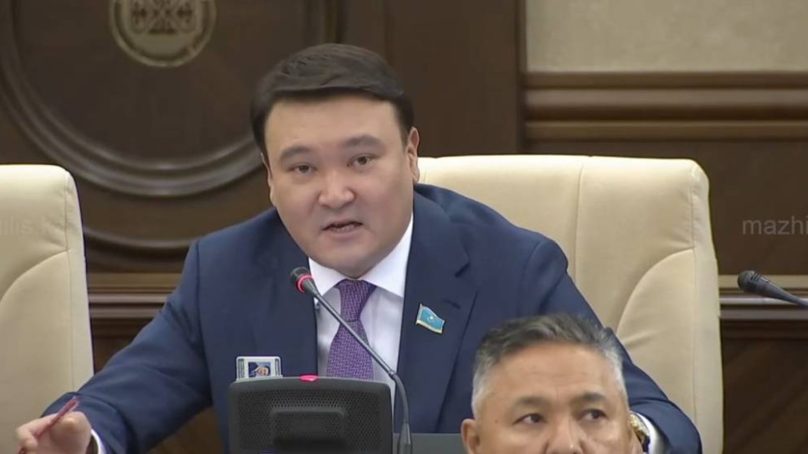 «Атақ-дәрежені сатып алуға болады»: депутат марапаттар «нарығы» жайлы айтты