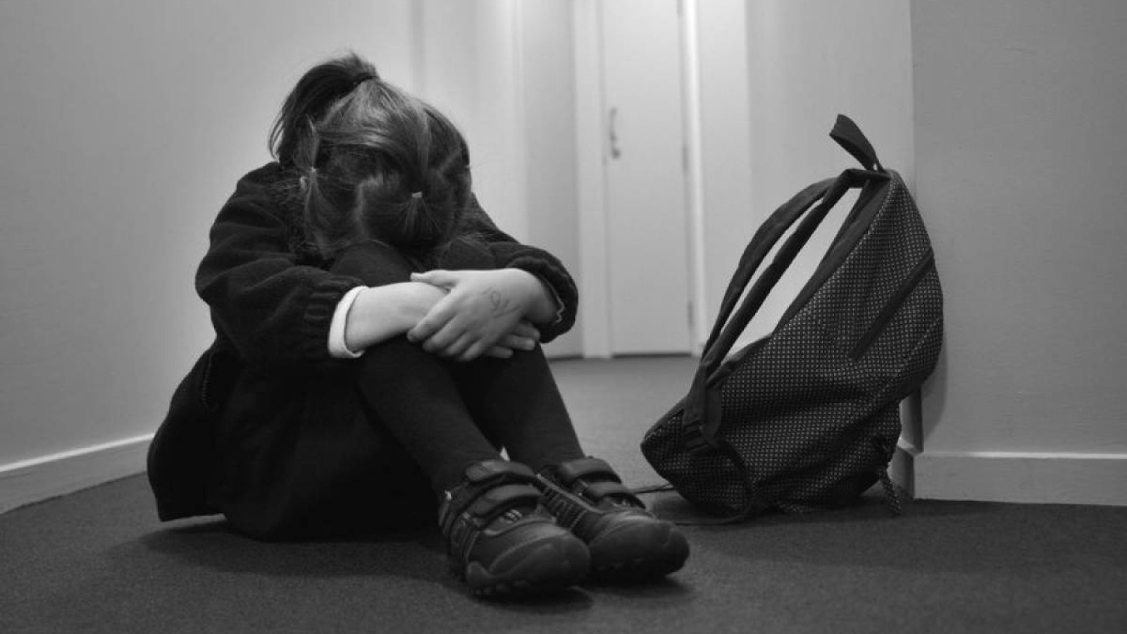 Сабаққа кешіккені үшін мұғалімі 100 рет отырғызды: 12 жастағы оқушы қыз көз жұмды (ВИДЕО)