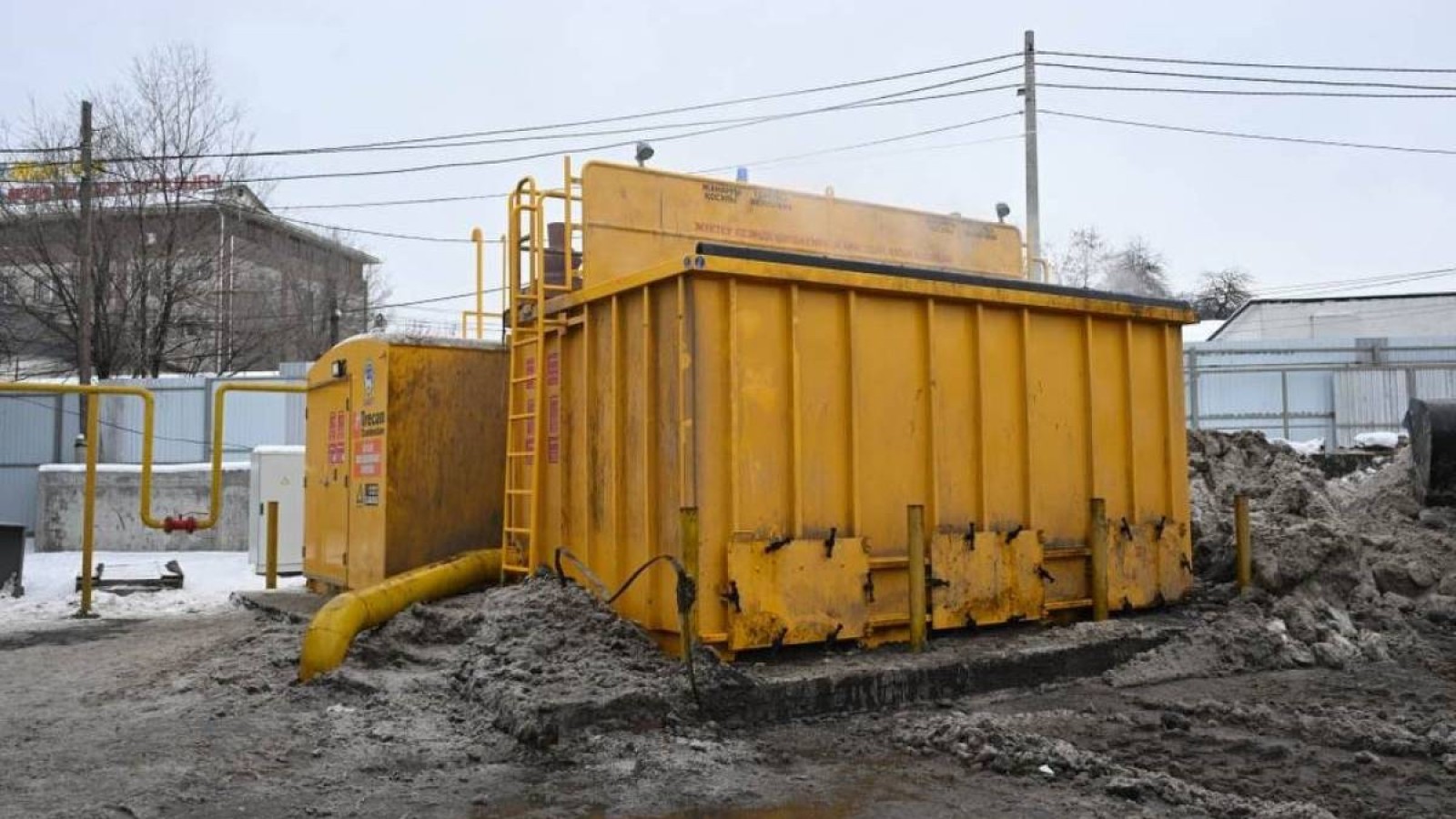 Алматыда қарды арнайы құрылғымен ерітіп жатыр