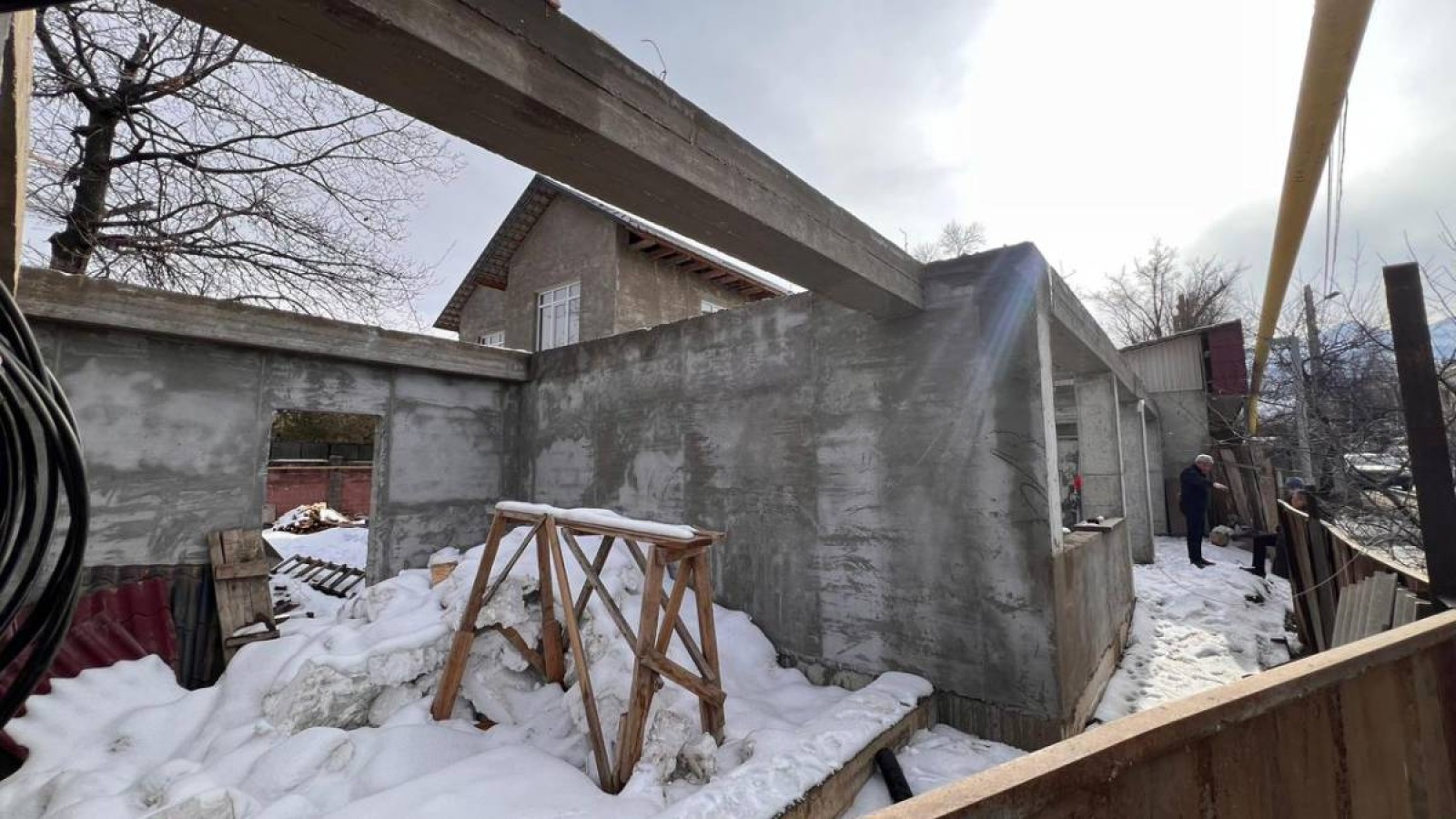 Алматыда заңсыз салынған нысан сүрілді