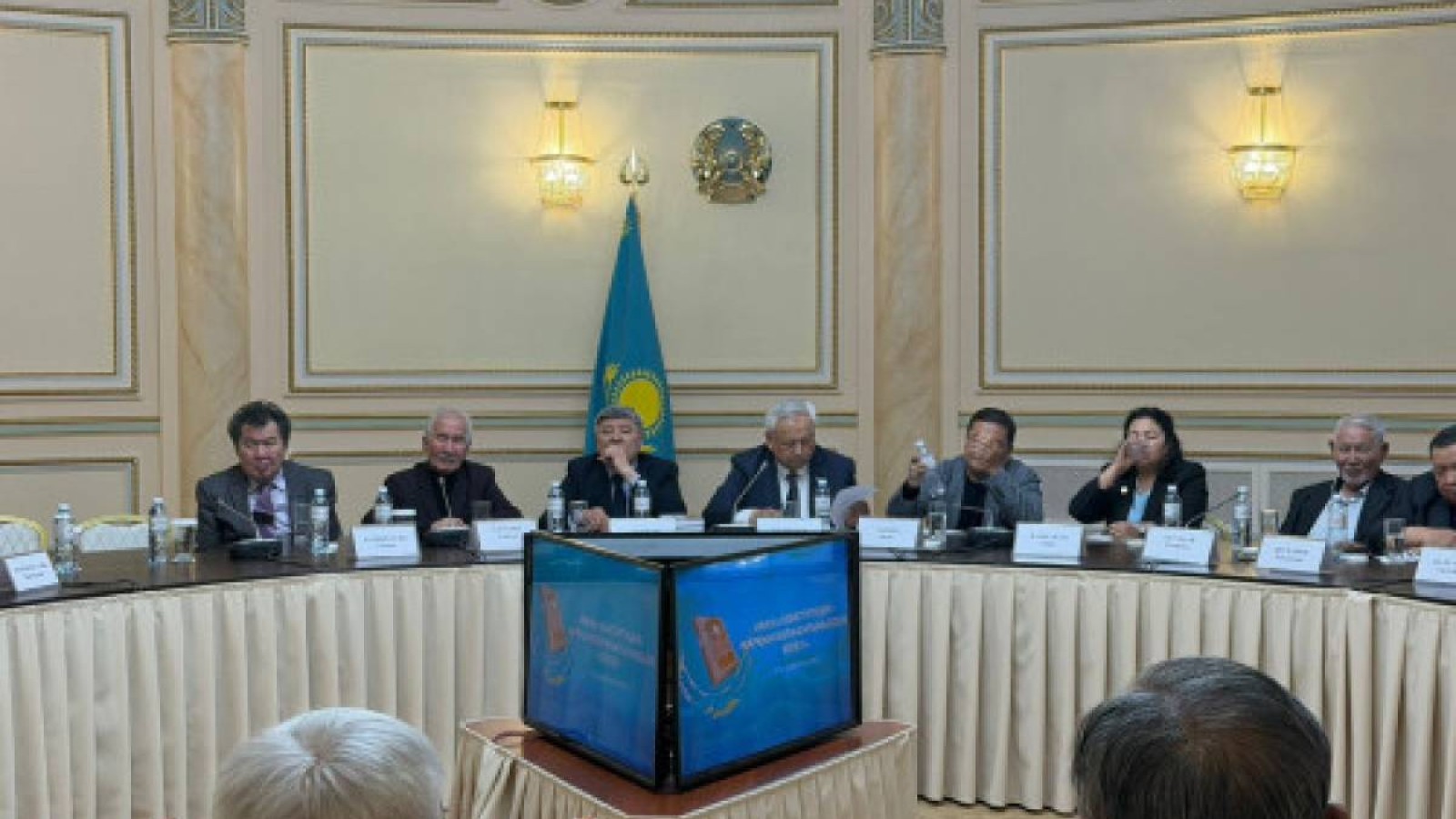 Жазушылар жаңа Конституцияның рухани өзегін талқылады