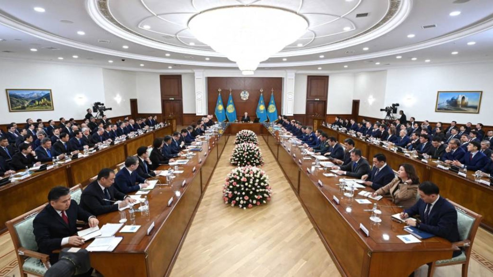 Тоқаевтың төрағалығымен Үкіметтің кеңейтілген отырысы өтіп жатыр