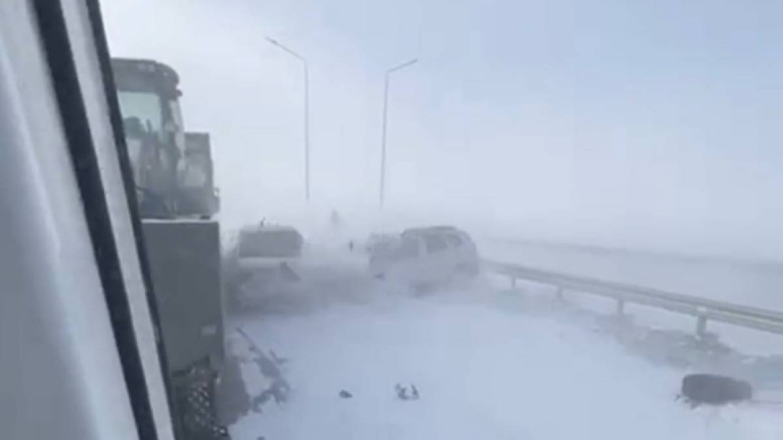 Ақтөбе облысында жол апатынан төрт адам қаза тауып, ондаған көлік соқтығысты