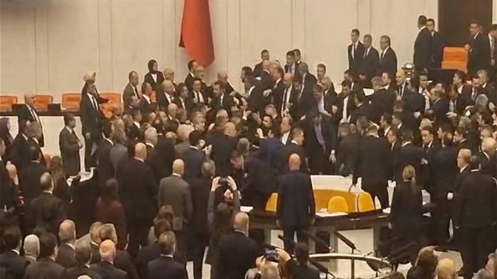 Түркия парламентінде жаңа министрлердің ант беру рәсімі кезінде төбелес болды