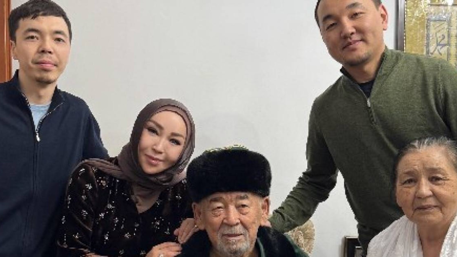 "Ақ батасын берді": Айнұр Тұрсынбаева ұстазы Жүрсін Ерман туралы қуанышты хабарды жеткізді (ВИДЕО)