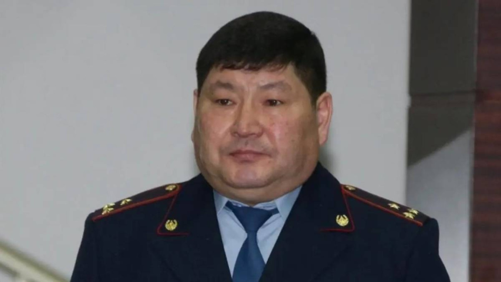 Талдықорған полициясының бұрынғы бастығы зорлау қылмысы үшін түрмеде отырса да, пәтер үшін соттасуда