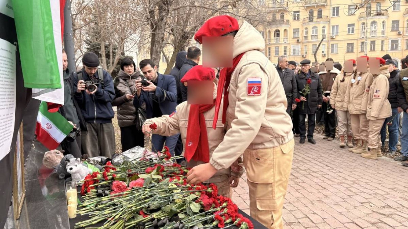 Ресейде оқушылар қаза тапқан аятолла Хаменеидің рухына тағзым етті