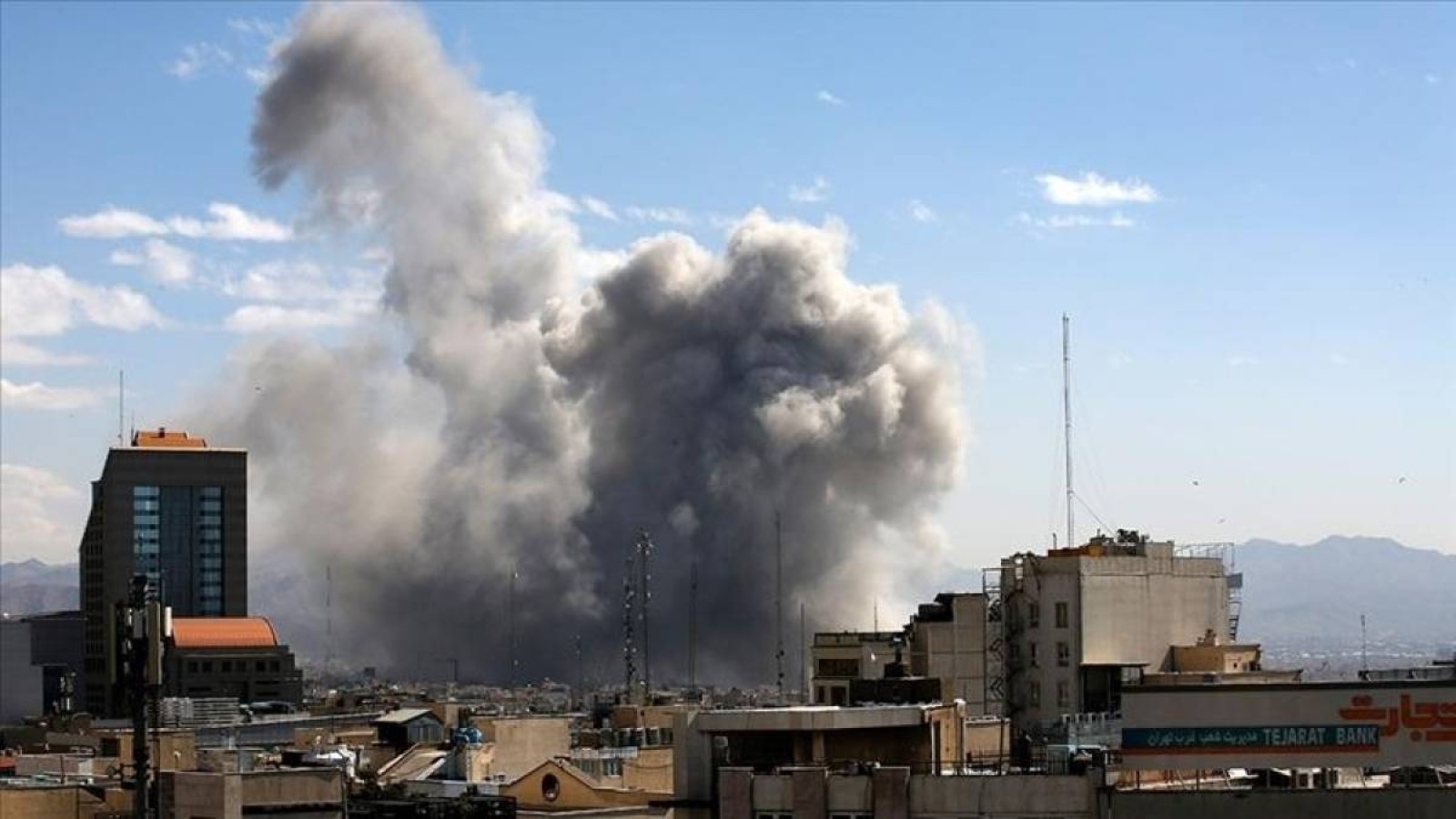 Әзербайжан Ираннан елшілік қызметкерлерін шығара бастады