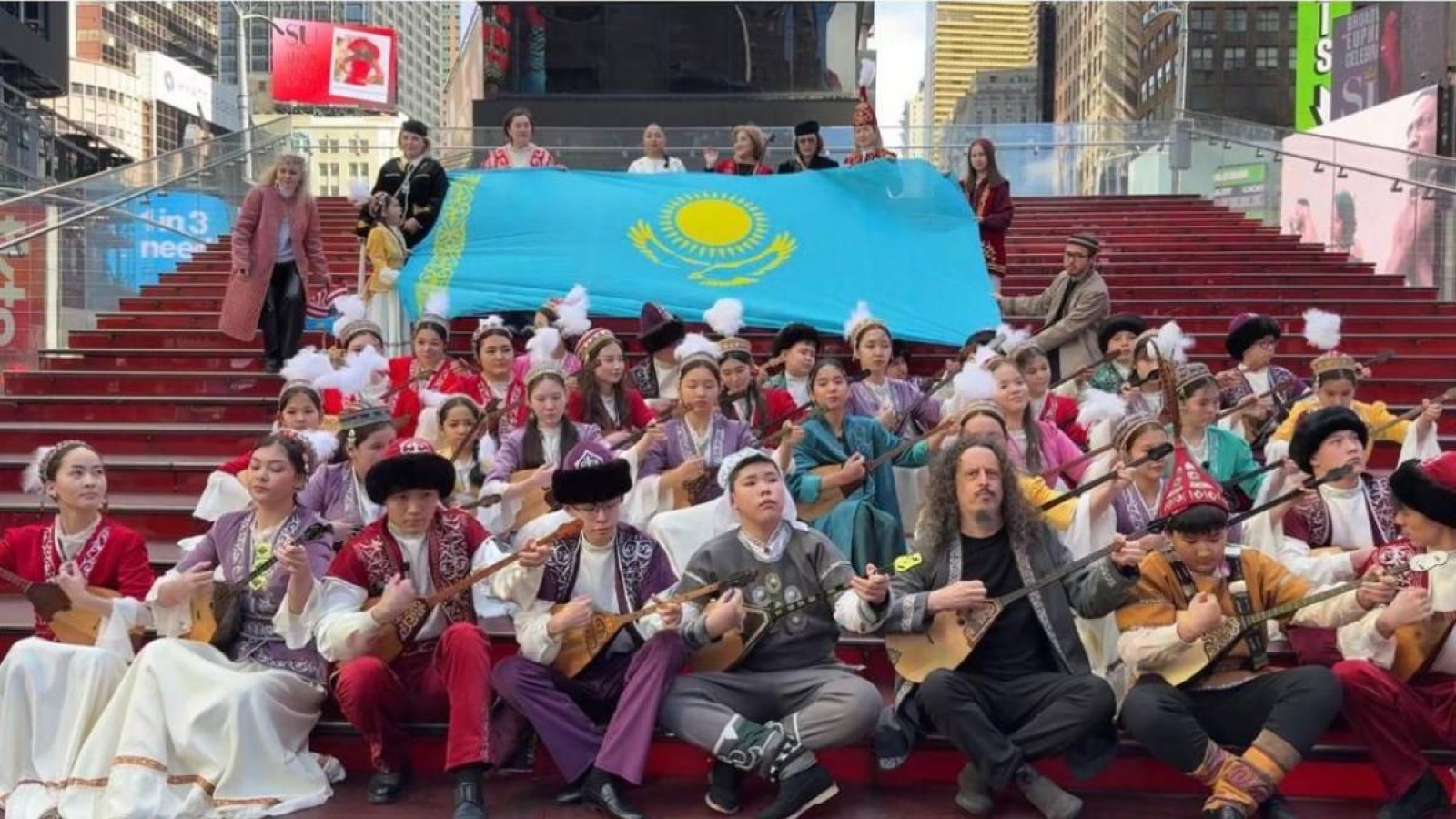 Times Square-де Наурыз тойланды: Нью-Йорк төрінде қазақтың күйі күмбірледі