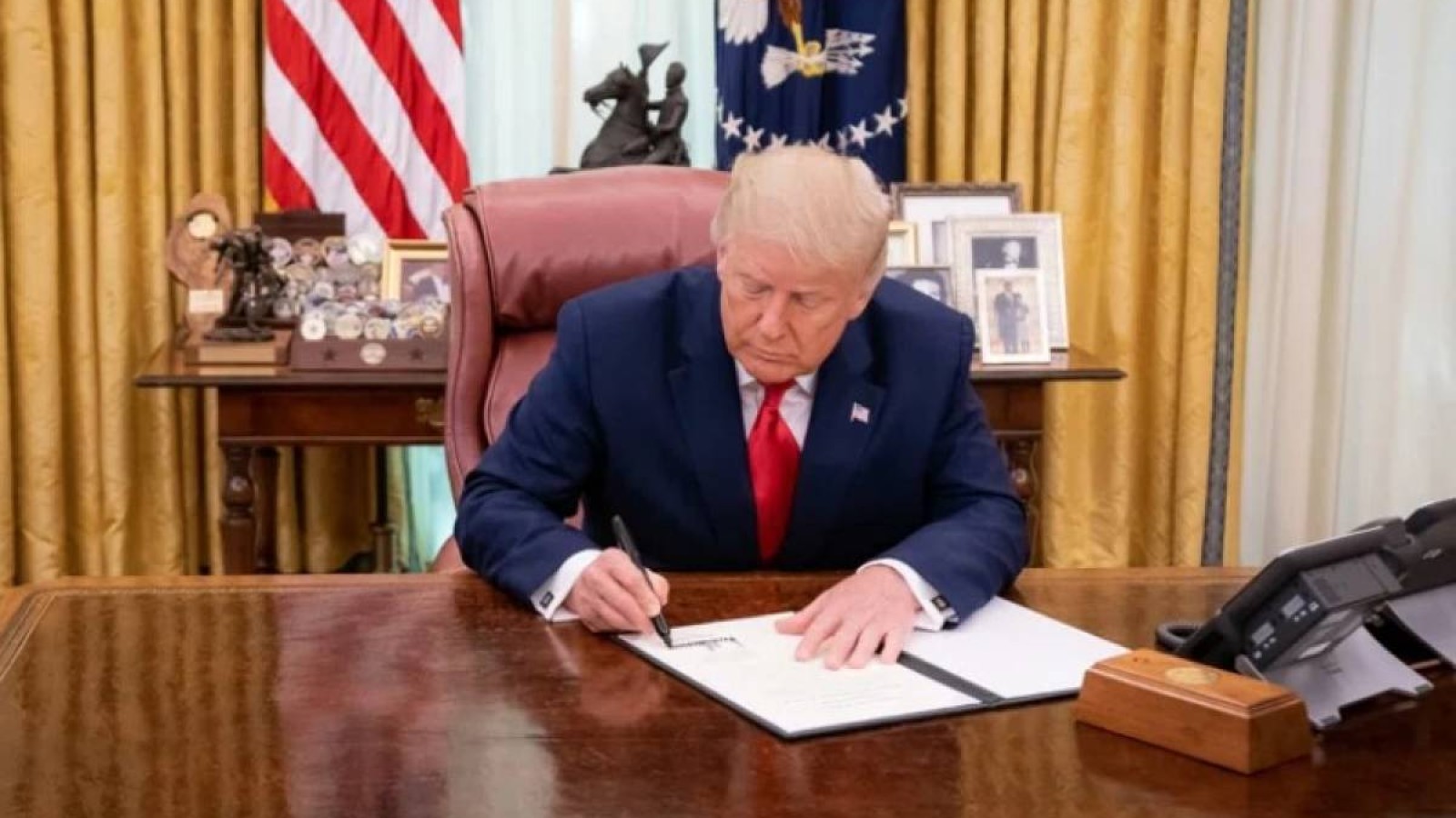 АҚШ долларында Дональд Трамптың қолтаңбасы пайда болады