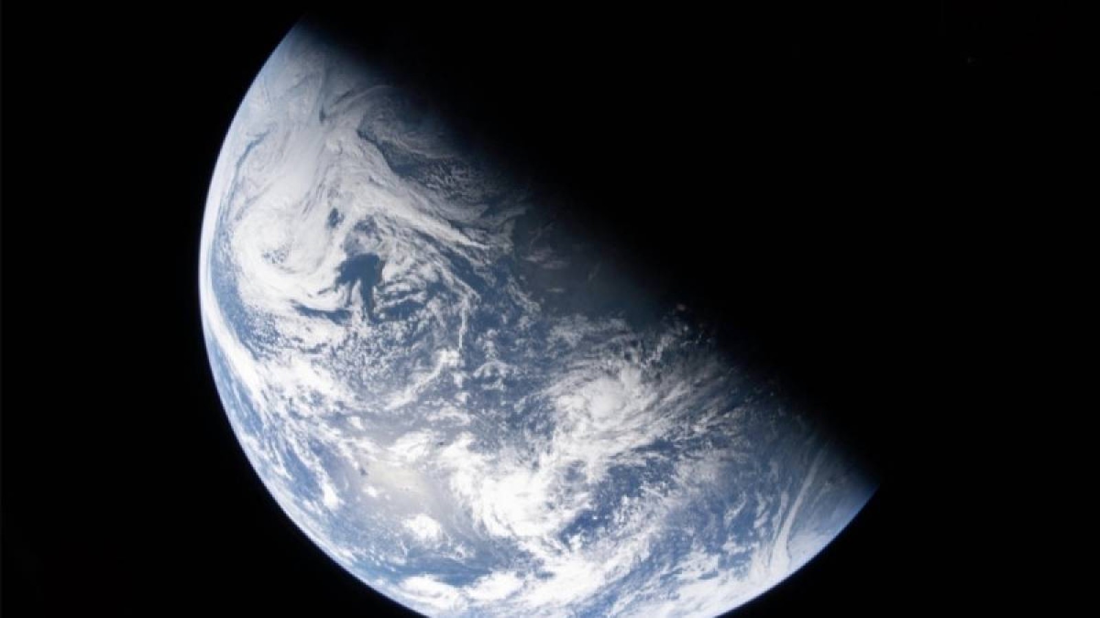 NASA 50 жылдан кейін алғаш рет Жердің жаңа суретін жариялады