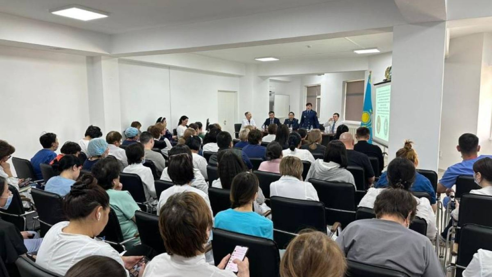 Нашақорлық, есірткі жасырушылардың қысқа «карьерасы» және дәрігерлердің қауіпсіздігі: елордада түсіндіру кездесуі өтті