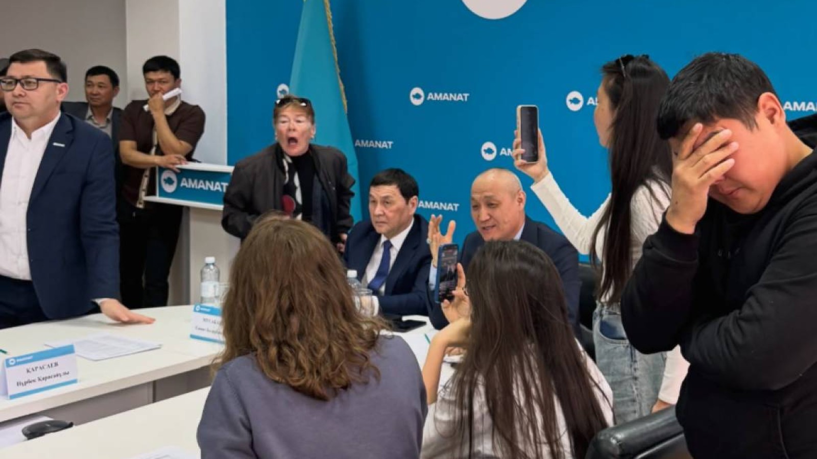 «Бұл –цирк!» – Маңғыстауда AMANAT партиясы сынға қалды