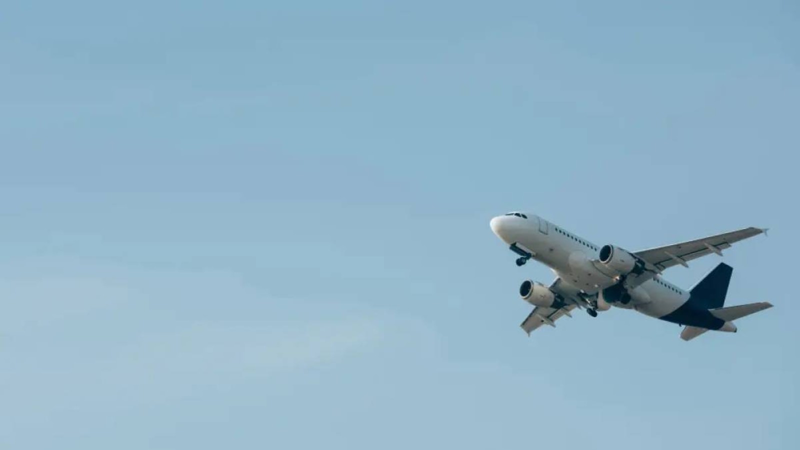 Иран аспаны қайта ашылды: рейстер біртіндеп іске қосылады