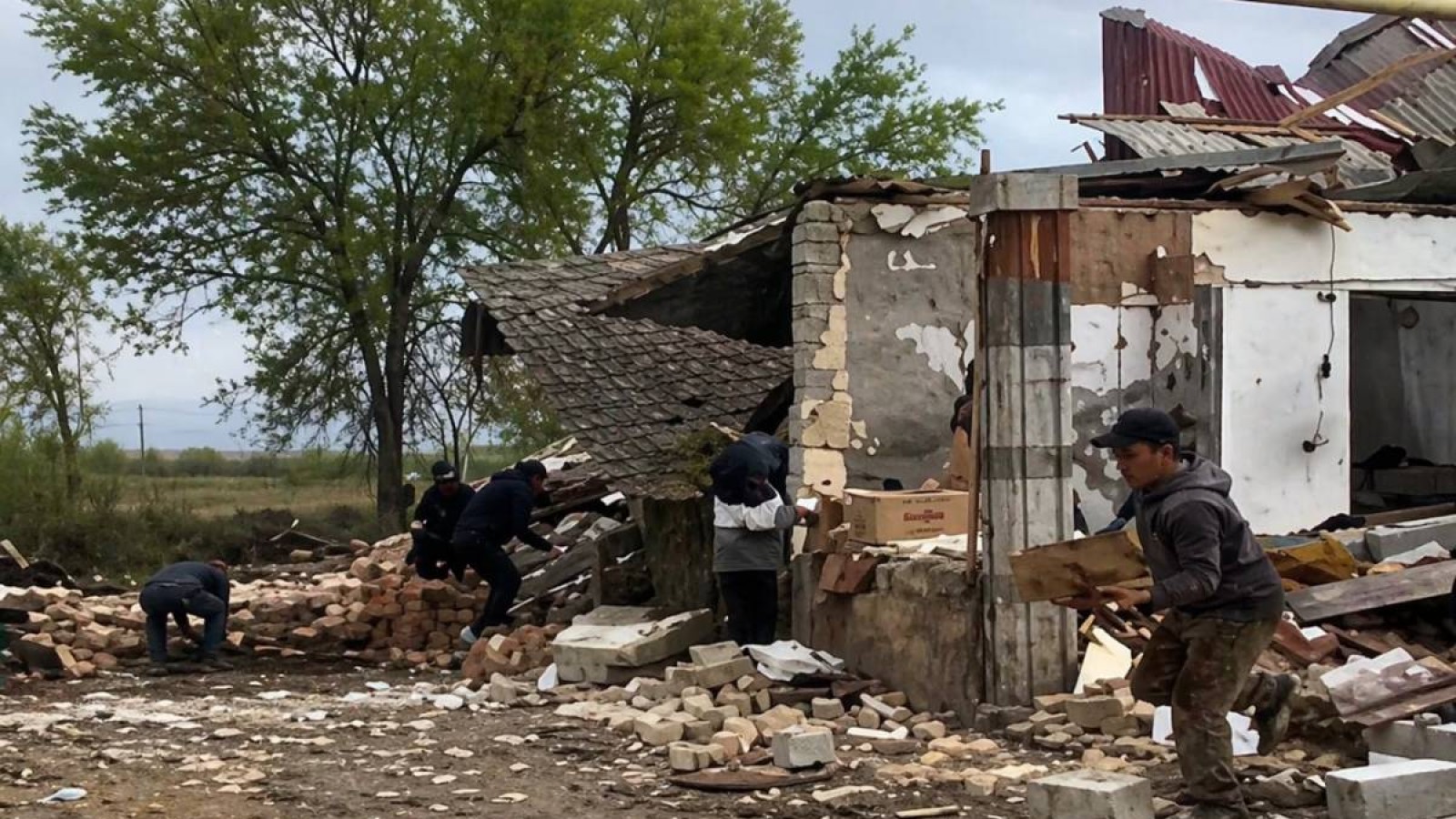 Алматы облысында үй жарылып, анасы мен үш бала жарақат алды