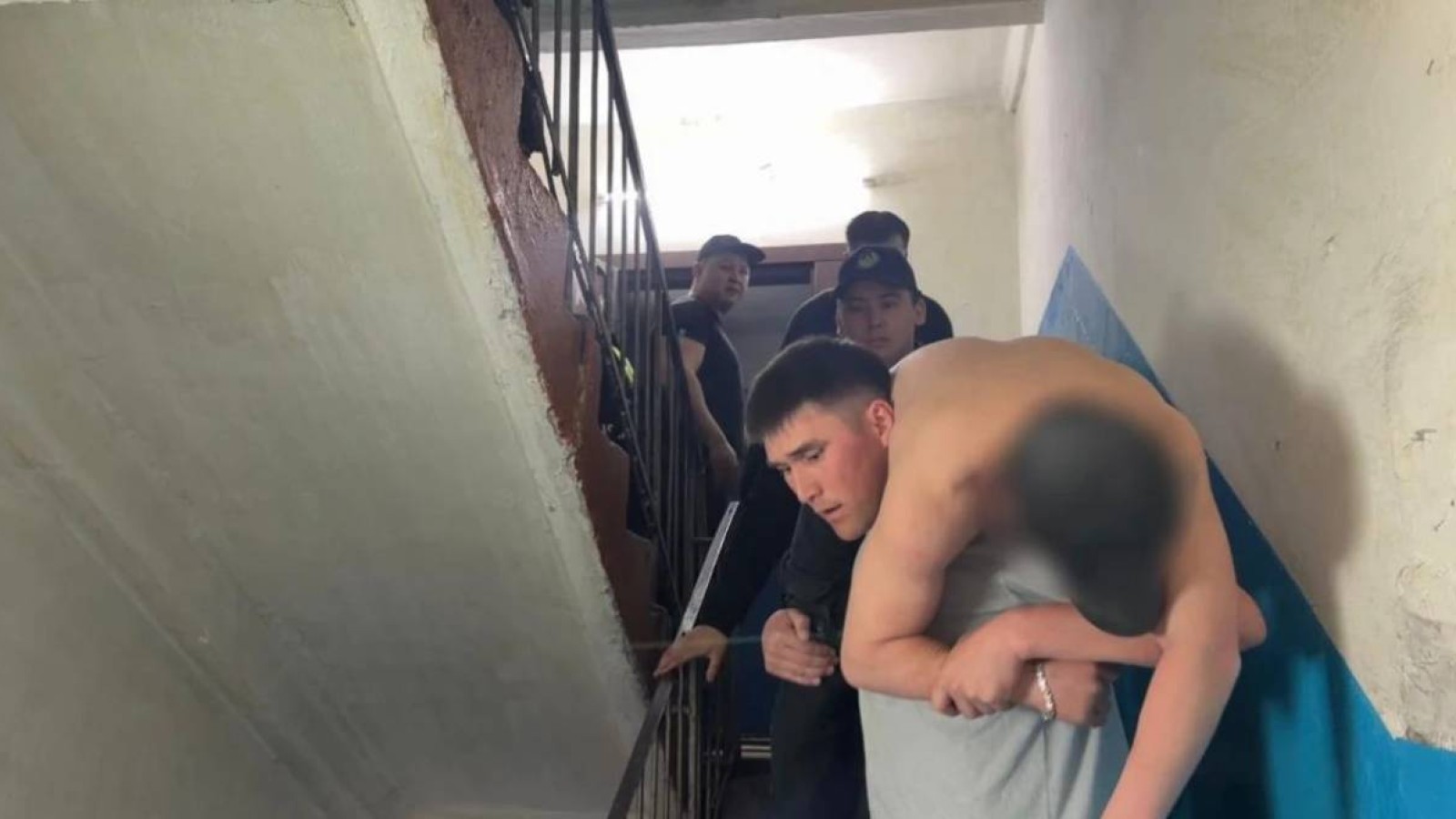 Өскеменде арнайы қызмет сарбаздары ер адамды көпқабатты үйдің төбесінен көтеріп түсірді