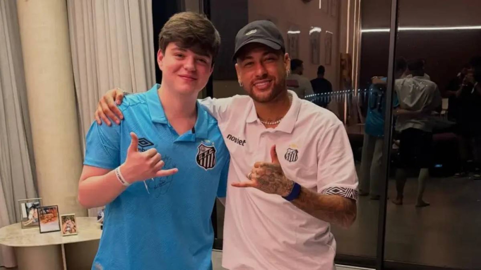 "Қазақстан мен Бразилия – бір туған": Қазақ киберспортшысы әйгілі футбол жұлдызымен кездесті (ФОТО)