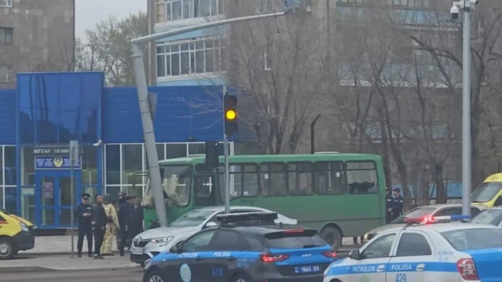 Қарағанды облысында жолаушылар автобусы бағанаға соғылды: зардап шеккендер бар