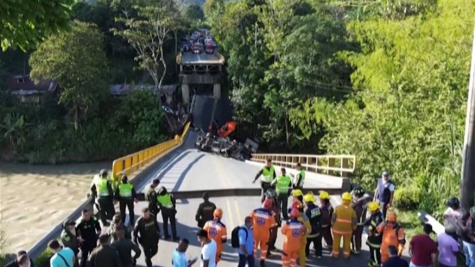 Қала басшылығының қатысуымен ашылып жатқан жаңа көпір опырылып түсті