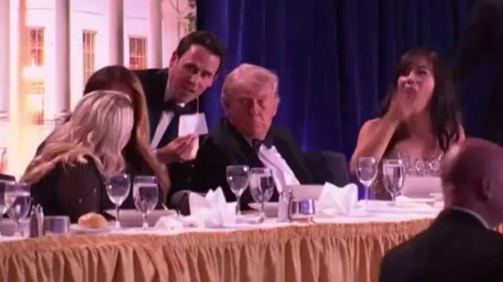 Трамп әйелімен бірге үстел астына тығылды.  АҚШ президентіне қарулы шабуыл жасалды