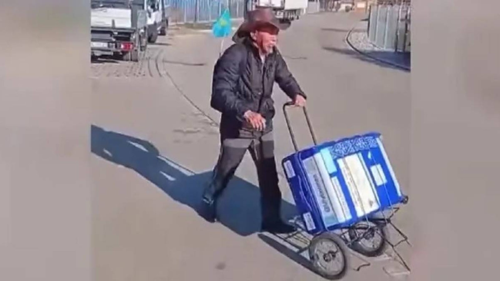 76 жастағы ақсақал Парижге жаяу жетті