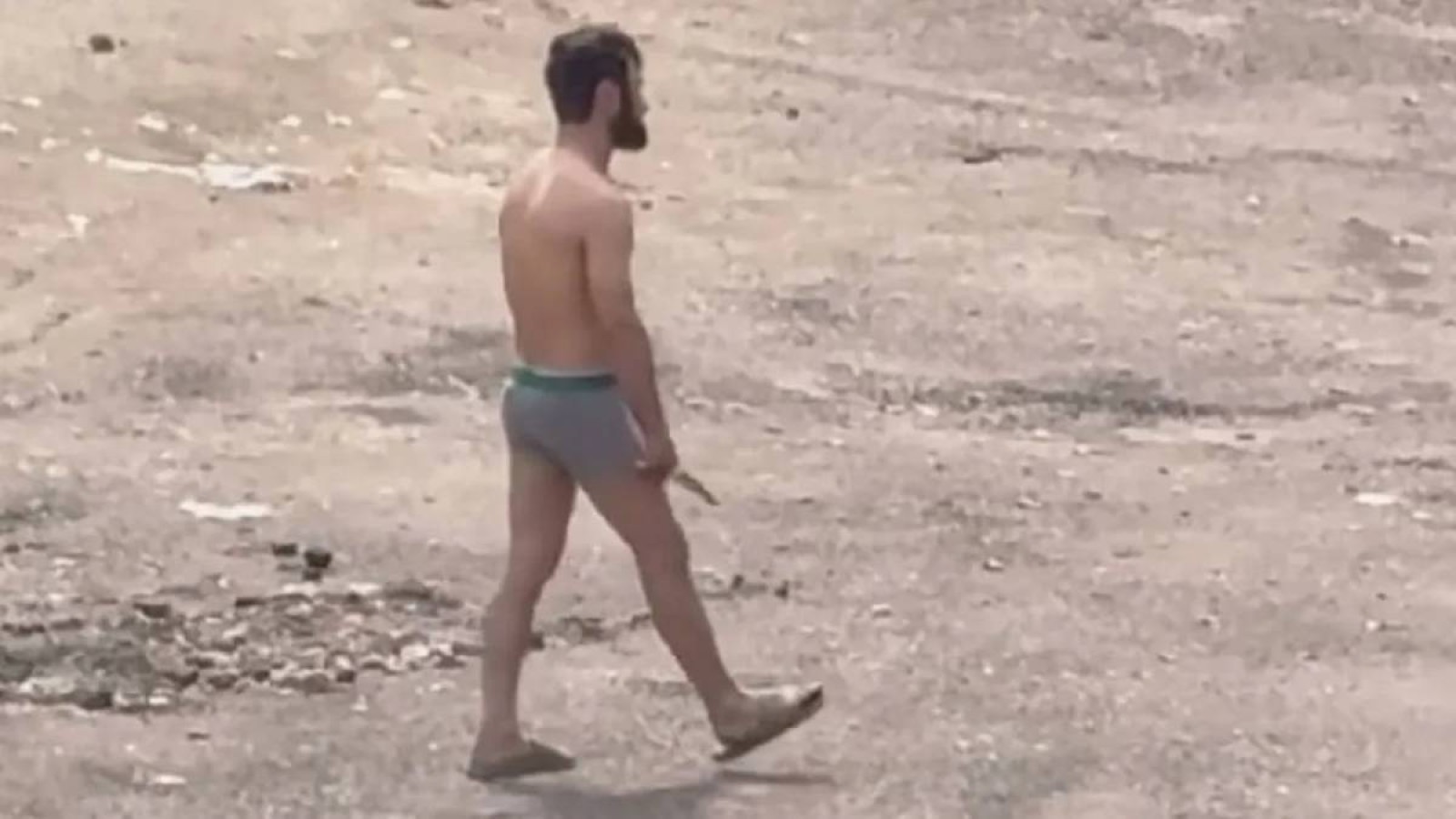 Алматыда іш киіммен және қолына пышақ ұстап жүрген шетелдік тұрғындарды шошытты